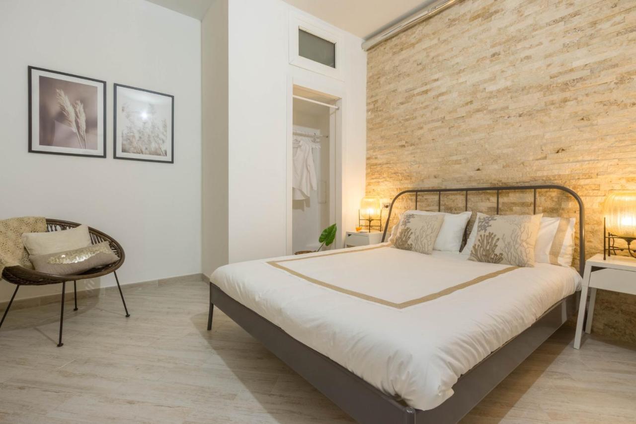 Via San Giacomo 10 *